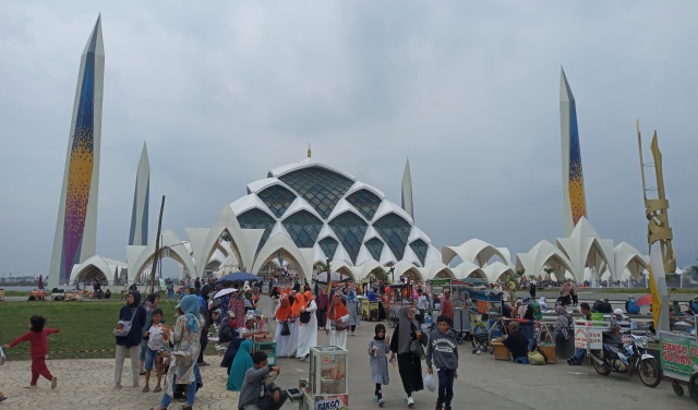 Suasana Hari Biasa Masjid Raya Al Jabbar Bandung