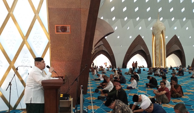 Suasana Hari Biasa Masjid Raya Al Jabbar Bandung