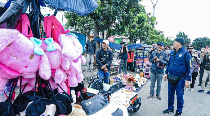 Pemkot Bandung Tertibkan PKL di Masjid Al Jabbar 
