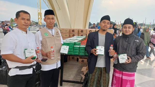 Masjid Raya Al Jabbar Siapkan 4 Ribu Takjil Tiap Hari Selama Ramadhan