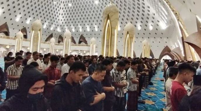 Foto: Penampakan Shalat Tarawih Perdana di Masjid Raya Al Jabbar