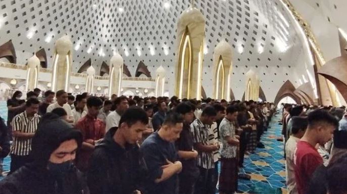 Foto: Penampakan Shalat Tarawih Perdana di Masjid Raya Al Jabbar