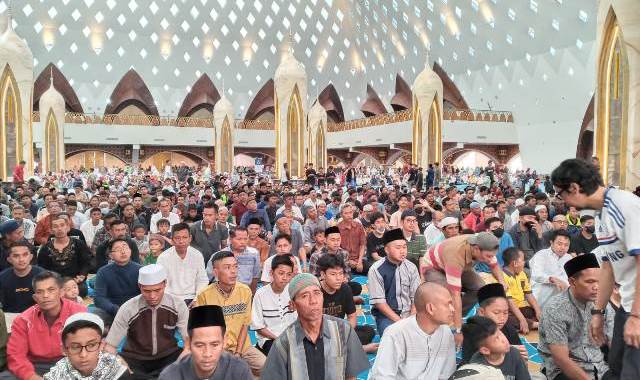 Libur Lebaran, Masjid Raya Al Jabbar Dipadati Pengunjung