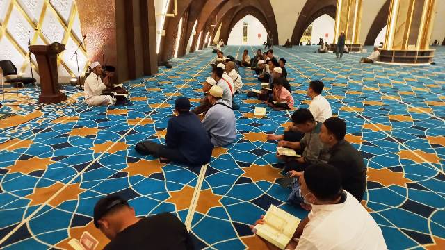 Gerakan Magrib Mengaji Masjid Raya Al Jabbar Tiap Ba'da Magrib