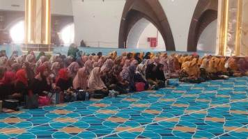 MT Khoirul Ummah Gelar Pengajian Rutin di Masjid Raya Al Jabbar
