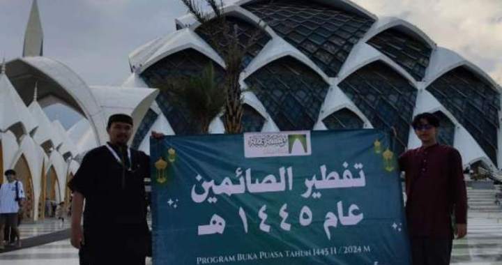 Qiblat Indonesia Cianjur Bagikan 1.200 Paket Takjil Gratis di Masjid Raya Al Jabbar